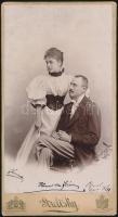 1902 Kossalka János (1872-1944) hídépítő mérnök, egyetemi tanár, számos nagy folyami híd (pl. az Árpád híd) tervezője és felesége, Kováts Irma aláírt fotója, kabinetfotó Strelisky budapesti műterméből, 20,5x11 cm
