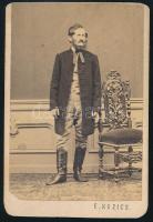 cca 1860-1870 Férfiportré, keményhátú fotó Kozics pozsonyi műterméből, hátoldalon feliratozva, 10,5×6,5 cm