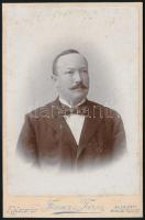 1906 Kecskeméthy István (1864-1938) teológiatanár, orientalista, műfordító (Bibliafordító), szerkesztő, közíró portréja, a hátoldalon saját kezű dedikációjával, kabinetfotó Ferencz és Társa kolozsvári műterméből, 16,5x10,5 cm