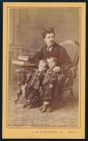 1873 Eőry Pordán Gusztáv (1843-1887) színész, jellemszínész, komikus és két fia (Eőry Pordán Béla és Lajos későbbi színészek), vizitkártya Letzter Lázár szegedi műterméből, 10,5x6,5 cm
