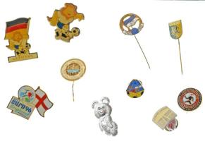 10db-os magyar és külföldi sportjelvény-tétel, közte 1972. "BP. Építők SC - 1922-1972" a Budapesti Építők Sport Club zománcozott jubileumi jelvénye (19mm) + Románia 1990 k. "Mindannyiunk egészségére - Csíkszereda" a csíkszeredai futóverseny magyar és román nyelvű zománcozott fém jelvénye + Nagy-Britannia 1996. "UEFA Európa Bajnokság - Anglia" 3xklf műgyantás jelvény + Szovjetunió 1986. "Moszkvai Olimpia - Misha mackó" Al kabalajelvény T:AU,XF