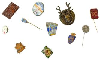 11db-os magyar és külföldi jelvény-tétel, közte modern műgyantás fém nyilaskeresztes jelvény, illetve vadásztársasági jelvény, valamint "Kodak Balloonfest" T:vegyes
