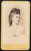 cca 1872 Kállay Béniné bethleni Bethlen Vilma grófnő (1850-1940), nagykállói Kállay Béni (Benjámin) (1839-1903), az Osztrák-Magyar Monarchia pénzügyminisztere feleségének fiatalkori portréja, vizitkártya Borsos József pesti műterméből, 10x6 cm