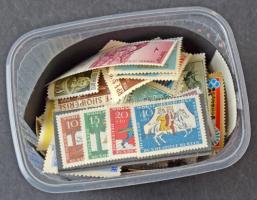 Több száz darab postatiszta vegyes külföldi bélyeg sorokkal kis műanyag dobozban ömlesztve