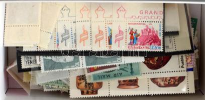 Ívszéli, ívsarki bélyegek, közte komplett kiadások is dobozban ömlesztve