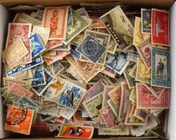 Gyarmati és utódállamok: több ezer darab bélyeg dobozban ömlesztve