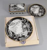 3 db Szász Endre által tervezett Hollóházi porcelán tál és doboz. Matricás, jelzett, hibátlan, egyik eredeti dobozában d: 15, 20 cm, 14x9 cm