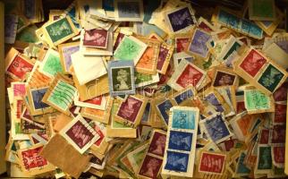 Nagy-Britannia több ezer db áztatni való Erzsébet fejes bélyeg, cipős dobozban