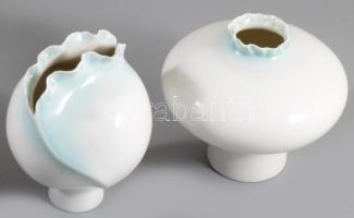 Hollóháza stúdió Bakó Hetey Rozália: 2 darab váza. Kézzel festett, jelzett, apró pattogzással, m: 11 cm