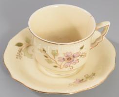 Zsolnay aranykontúrozott virágmintás csésze alátéttel, csészén sérüléssel, d: 12 cm