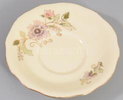 Zsolnay aranykontúrozott virágmintás csésze alátéttel, csészén sérüléssel, d: 12 cm