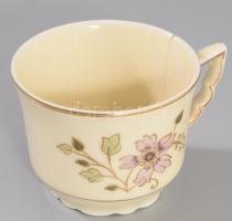 Zsolnay aranykontúrozott virágmintás csésze alátéttel, csészén sérüléssel, d: 12 cm