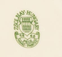 Zsolnay aranykontúrozott virágmintás csésze alátéttel, csészén sérüléssel, d: 12 cm