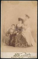 1902 Három hölgy portréja, keményhátú fotó, hátoldalon feliratozva, 16,5×10,5 cm