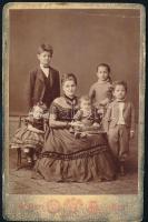 cca 1870 Családi portré, keményhátú fotó Simonyi pesti műterméből, foltos, 16,5×10,5 cm
