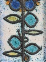 M Kiss Katalin: virágmintás fali plakett. Samottos kerámia, jelzett, 19,5x10 cm
