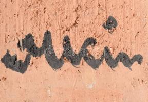 M Kiss Katalin: virágmintás fali plakett. Samottos kerámia, jelzett, 19,5x10 cm