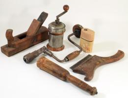 Doboznyi antik eszköz, szerszám, jó darabokkal.