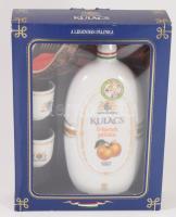 Várda Kulacs Ó-barack pálinka, Hollóházi porcelán butellában, 2 db hollóházi porcelán pohárkával, bontatlan magyar barackpálinka, díszdobozban, "National Pálinka Excellency Hungary 2020" címkével, 40%, 0,5l