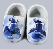 3 db porcelán tárgy: Mettlach csempék festőkkel, dekoratív tál, + 2 Delft cipő