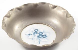 Fajansz és ón tál. jelzett, XIX. sz. d 23 cm