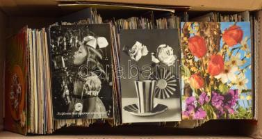 Több száz MODERN üdvözlőlap dobozban / Hundreds of greeting postcards in a box