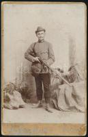 cca 1900 Vadász portréja, keményhátú fotó Naschitz László lugosi műterméből, sarkán törésnyom, 16,5×10,5 cm
