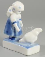 Zsolnay tyúkot etető kislány. Kézzel festett, jelzett, hibátlan, 10x10 cm