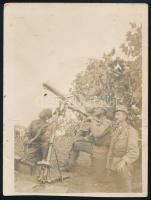 cca 1915 Katonák géppuskával, fotó szakadással, 11,5×8,5 cm