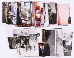 Egy doboznyi (kb. 600 db) vegyes fotó, főként modern családi, utazási képekkel