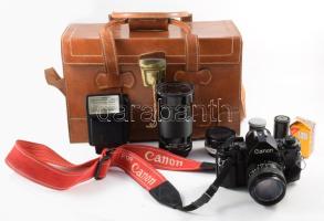 Canon A-1 kamera FD 50 mm 1:1,4 objektívvel + Vivitar makro objektív 28-90 1:2,8-3,5. További tartozékokkal, vakuval tele konverterrel, nagyon dekoratív egészbőr és réz csatos fotós táskában