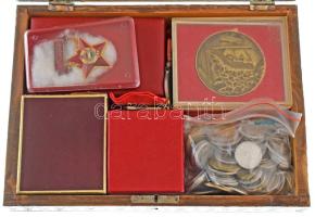 "Nagypapa kincsesládája" faragott fa ládikában (külső méretek: 245x170x70mm), bruttó ~1,8kg súlyban, benne vegyes, külföldi és magyar érmetétel, jelvények, kitüntetések, sport díjérmek, stb. T:vegyes