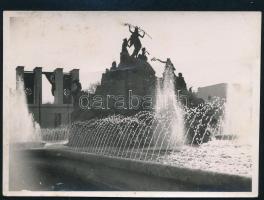cca 1943 Bp., Városliget, a Sió tündér regéje szökőkút, előtte náci zászlókkal díszített kiállítási pavilon, fotó, a hátoldalon feliratozva, 6x8,5 cm