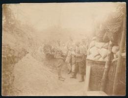cca 1915 Homokzsákokból épült fedezék, hátoldalon feliratozott fotó, 8×10,5 cm
