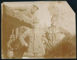 cca 1915 Élet a lövészárokban, fotó, sarokhiány, felületén törésnyomok, 9×11 cm