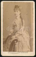cca 1890 Fiatal hölgy portréja, keményhátú fotó Mager Ottó komáromi műterméből, 10,5×6,5 cm
