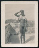 cca 1940 Fiatal nő hiányos öltözékben, erotikus fotó, 4,5×3,5 cm