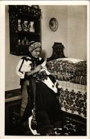 Kalotaszeg, Tara Calatei; Kalotaszegi leány, erdélyi népviselet / Bauermädchen aus Kalotaszeg (Siebenbürgen) / Transylvanian folklore (EK)