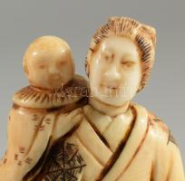 Antik japán csont okimono - Nő gyermekével. Jelzett, m: 7 cm