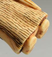 Antik japán csont okimono - Nő gyermekével. Jelzett, m: 7 cm