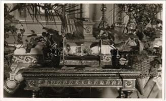 Budapest XII. Zugliget, Az 1945. augusztus 19-én hazahozott Szent Jobb az Angolkisasszonyok budapesti kápolnájában. photo