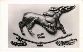 1963 Budapest VIII. Magyar Nemzeti Múzeum, Országos Magyar Történeti Múzeum régészeti tára, Zöldhalompuszta, Szkíta aranylelet Kr. e. VI. századból, halotthamvasztásos sírlelet