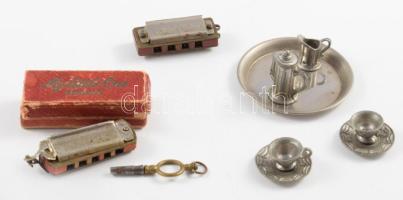 Kis miniatúra tétel, közte szájharmonika miniatúra dobozában.