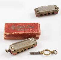Kis miniatúra tétel, közte szájharmonika miniatúra dobozában