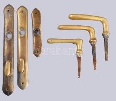 Sokdarabos bronz kilincs és ajtócímke tétel.
