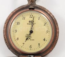 Zsebóra, tokján Mao Ce-tung arcképével, d: 5 cm