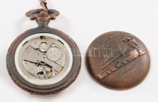 Zsebóra, tokján Mao Ce-tung arcképével, d: 5 cm