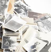 Egy cipősdoboznyi vegyes régi és modern fotó