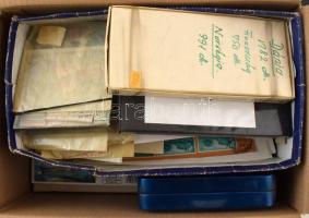 Kis hagyaték tétel, benne magyar és külföldi bélyegek, sok FDC, bündlik, tasakos rendező, szakirodalom CD, dobozban