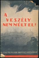 1942 A veszély nem múlt el! A Légoltalmi Liga kiadványa. Bp., Pallas-ny., 16 p. Kiadói tűzött papírkötés, sérült.